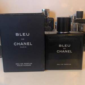 Säljer en elegant och tidlös Bleu de Chanel Eau de Parfum för herrar. Flaskan är stilrent designad i mörkblått glas med en svart kork. Perfekt för den moderna mannen som vill ha en sofistikerad doft. Flaskan rymmer 150 ml, vilket gör den idealisk för daglig användning eller speciella tillfällen.