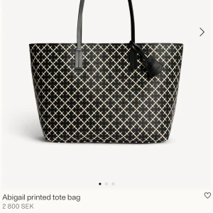 By Malene Birger väska - Jättefin svart/vit By Malene Birger väska! 🤍 Nypris: 2800kr. Använd men bra skick. Skriv för fler bilder. 🫶🏻