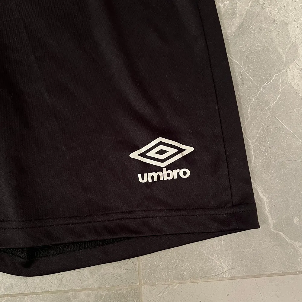 Fotbollsshorts från Umbro i storlek M. Fint skick!. Sportswear.