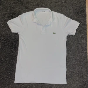 Lacoste Pikétröja  - Fin Lacoste pikétröja för väldigt bra pris och är aldrig använd. 