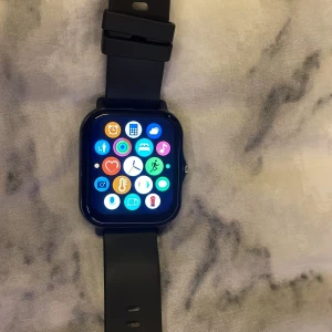 SMART WATCH  - En smart Watch som funkar helt utan problem inga skador,repor eller liknande bara nån månad gammal. Laddare följer med Vid snabb affär lägre pris 