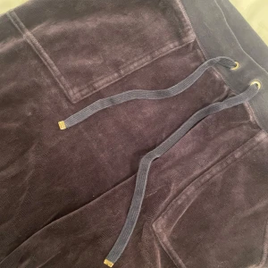 Lågmidjade gammal dags juicy couture  - Jätte sköna och snygga!!  Storlek M men sitter som S