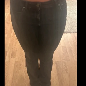 Zara jeans  - Svarta lågmidjade Zara jeans. Säljer då dom inte används. 