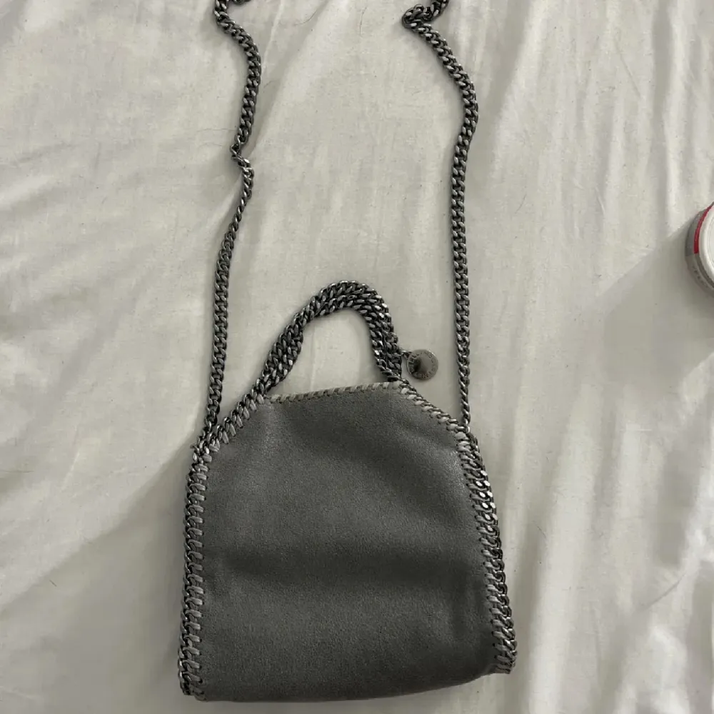 Säljer min så fina och populära väska från Stella McCartney i modellen falabella❣️❣️väskan är i bra skick. Laukut & Käsilaukut.