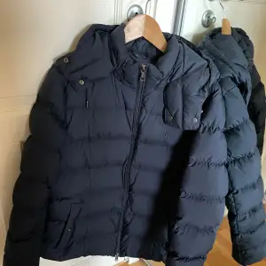 Säljer en riktigt snygg och stilren Ralph lauren perfekt till vintern jacka. Den har färgen marinblå och storleken L samt inga defekter 