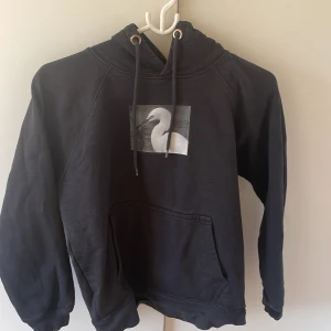 svart hoodie - liten i storleken, bra skick 