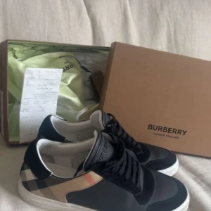Burberry skor - Riktigt fräscha burberry skor i storlek 42. Oanvända! Priset kan diskutera! Skriv vid frågor eller funderingar😀