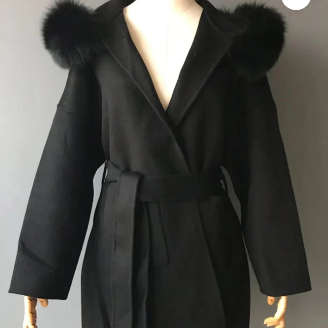 Svart kappa med päls 