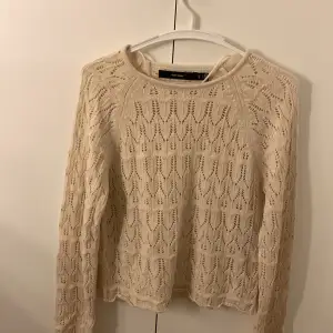 fin beige tröja. Kommer inte till användning. I storlek L men passar mig som har S men då är den lite ”baggy” och inte sitter helt tajt liksom. 