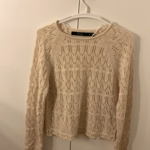 vero moda - fin beige tröja. Kommer inte till användning. I storlek L men passar mig som har S men då är den lite ”baggy” och inte sitter helt tajt liksom. 