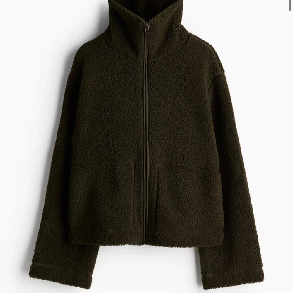 Mysig mörkgrön teddyjacka! från h&m, sista bilden är inte min!!aldrig använd. Hoodies.