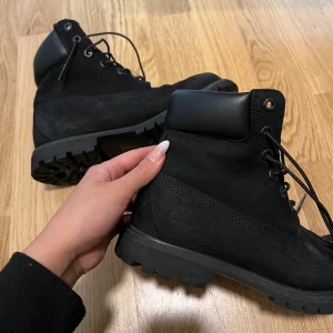 Timberland Boots - Perfekta skor för vintern och hösten! Använda en säsong men i bra skick då de är impregnerade.   Nypris 2299kr  Storlek 38