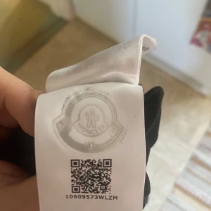Moncler tröja  - Fin Moncler tröja storlek m-L  skriv vilket pris nu tänker bara