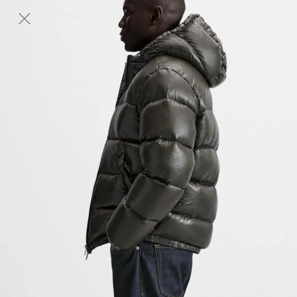 Sprillans ny zara puffer jacka i mörkgrön i stS. Den passade tyvärr inte mig så jag säljer den! Skriv om några frågor🔥🔥. Jackor.