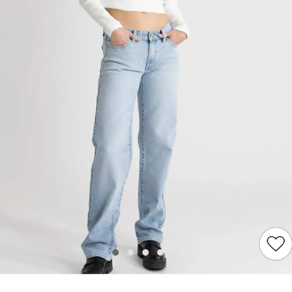 Säljer dessa superfina lågmidjade jeans från Abrand i mycket bra skick! Modellen är i tall och sitter perfekt på mig som är 175. Köpta för 1000kr men säljer för 480kr😊. Jeans & Byxor.