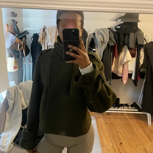 Olivgrön jacka från H&M - Säljer en höst/vår jacka  i färgen khaki, från H&M i storlek XS. Använt den endast en gång.