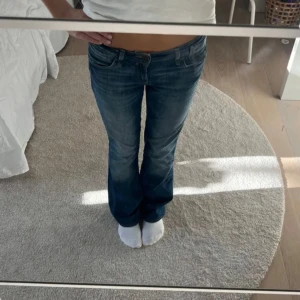 Lågmidjade bootcut jeans  - Fina jeans som är lågmidjade och bootcut som jag köpt på Plick, den första  bilden är inte min det är av den tidigare säljare❣️midjemått rakt över: ca 34cm, innerbenslägden:73🌟