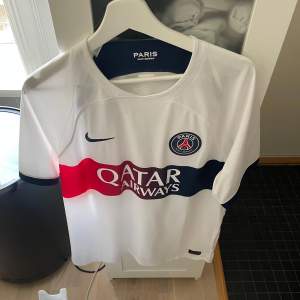 Jätte fin psg t shirt i storlek large.  Använd 2 gånger annars är den helt ny så den är som nytt skick, säljer den för att den är lite för stor för mig. Ny köpt för  nånting runt 1000 kr på Zalando