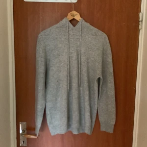 Kashmir hoodie - Tja, säljer denna hoodie i 100% Kashmir, finns inga skador eller defekter, skicket är 10/10. Storlek M. Skriv om frågor uppstår!