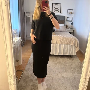 Svart stickad kjol - Svart fin-stickad midikjol från Bubbleroom i storlek S. Använd fåtal gånger och är i fint skick.