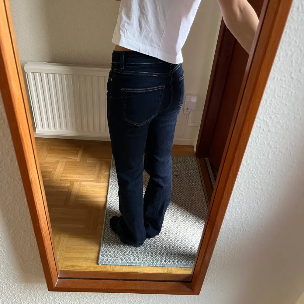 Marinblå bootcut från zara . Jeans & Byxor.