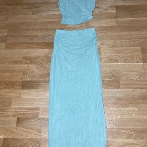 Ljusgrön långklänning - Säljer en elegant ljusgrön långklänning med draperad design. Klänningen har en tight passform och är ärmlös, vilket gör den perfekt för festliga tillfällen. Materialet är mjukt och stretchigt för en bekväm känsla hela kvällen. Perfekt för sommarens alla fester! 🌿