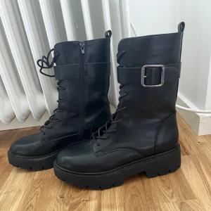 Boots - Snygga svarta boots med spänne och snörning.  Plattformssula. Är använd max 1-2 gånger som ni kan se på sulan. Perfekt nu till höst och vintern 🍂 