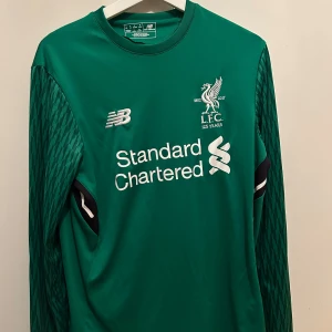 Liverpool Målvaktställ - Liverpool målvakt ställ från säsongen 2017/18. Tröja+shorts+strumpor ingår.  I princip helt oanvända