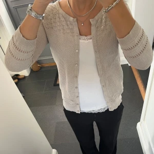 Beige stickad kofta  - Trekvartsärmad stickad kofta från H&M i storlek S. Fint skick. Använd gärna köp nu!