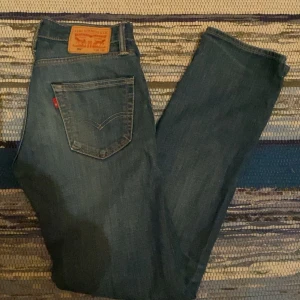 Levi's 504 jeans - Säljer ett par klassiska Levi's 504 jeans i blå denim. De har en straight passform och är i bra skick utan några alls skador. Perfekta nu för hösten och vintern. Jeansen har en extremt bra washcolour och material är slitstarkt och bekvämt, vilket gör dem till ett måste i garderoben. Skriv för minsta lilla fundering/fråga eller flera bilder! Storlek 28/32 men sitter som 29/32.