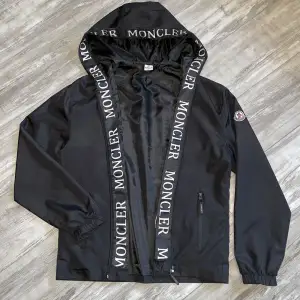 Dags att sälja min moncler windbreaker i storlek L. Den är lite sönder vid fickan men ingenting man märker och påverkar inte funktionen att stänga fickan går lätt att sy ihop de men har inte tid för de därav säljer jag den annars är den i topp skick