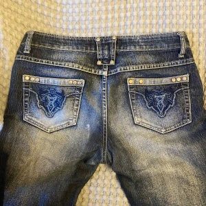 Unika lågmidjade jeans   - Superfina lågmidjade jeans med bootcut-modell och innerbenslängd ca 80cm😇💘