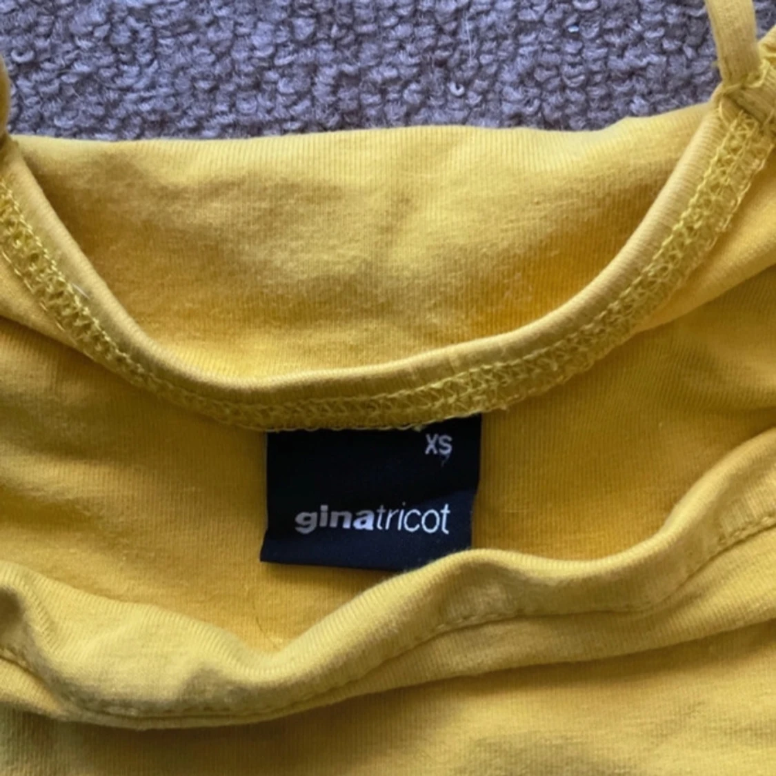 Gul topp från ginatricot - 90