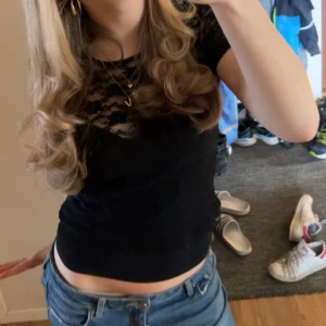 Tröja med ett bra pris❣️ - Säljer en svart spetsig T-shirt i storlek XS till ett kanonpris! Tröjan är handgjord och har sin egen karaktär, även om den inte är helt felfri. Perfekt för dig som vill ha något unikt och personligt. Hör av dig för mer info!