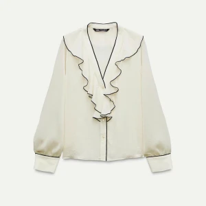 Zara blus  - Jättefin blus från zara💓aldrig använd, jätte fint skick!! Säljs för att den tyvärr är för stor för mig. Nypris: 379kr