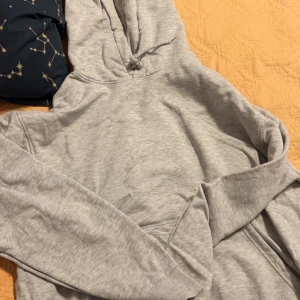 Grå hoodie från H&M - Säljer en superbekväm grå hoodie från H&M i storlek XL. Den har en avslappnad passform och är perfekt för kyliga dagar. Hoodien har en klassisk design med dragsko i huvan och en stor ficka framtill. Perfekt för både vardag och mysiga hemmakvällar. 🩶