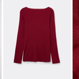 Boat Neck Ultralight tröja i modalkashmir - En populär tröja från intimissmi som passar perfekt just nu! Fin färg och super skönt material☺️ knappt använd och inga defekter!🫶🏽Nypris är 459kr men säljer för 295 (färgen Vamp Red)