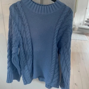Blå stickad tröja - Säljer mina fina stickade tröja från Gina som är slutsåld. Passar både S och M. Den är varm. Kom privat om ni undrar något.🥰🥰
