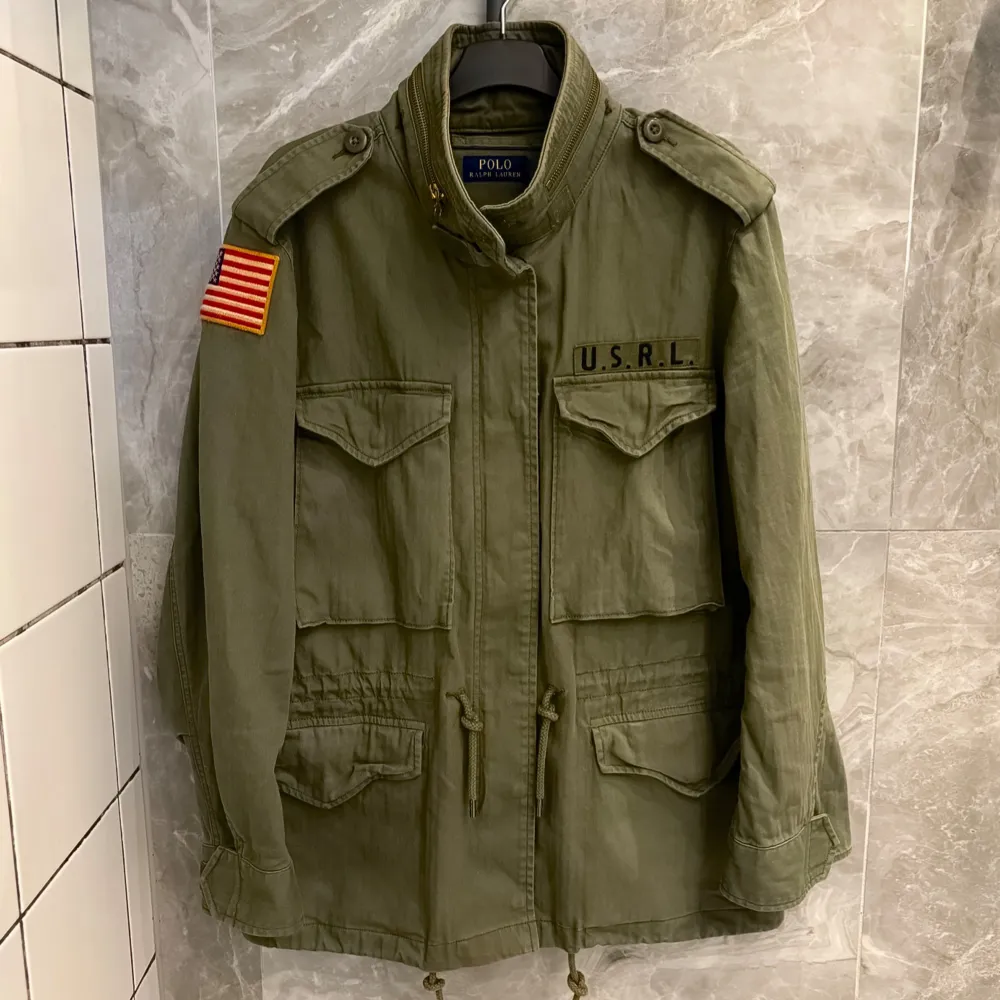 Polo Ralph Lauren Field Jacket 🪖| Oliv Grön | EFTERTRAKTAD | Säljs inte längre! | Perfekt inför hösten och vintern | Skick: 10/10 | HELT NY |  Nypris: 5495 | Pris: 2899 | Storlek: M | Fraktar via Postnord eller Instabox på köparens bekostnad! | Hör av dig vid minsta fråga eller fundering 📦. Jackor.