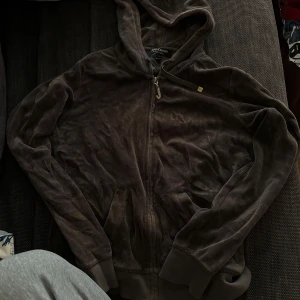 Juicy couture kofta - Juicy couture kofta med drag kedja i storlek S mörkbrun färg  Tom på baksidan  Glittrigt J 