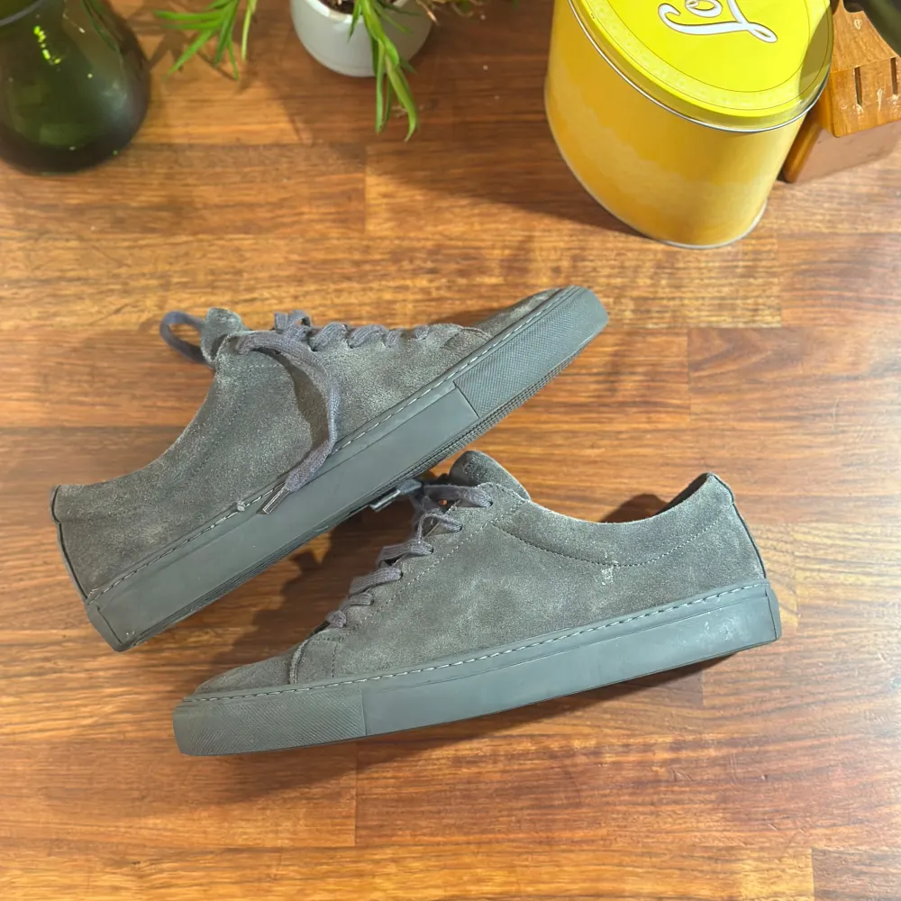 Tjena! Nu säljer jag dessa paret feta Yôke classic suede sneaker, dem är i toppen skick och alla accessoarer inkluderar boxen tillkommer. Kvittot finns, denna storleken är även helt slutsåld. Perfekta för dig som söker ett par härliga clean skor! Priset kan diskuteras vid en snabb affär. Finns inga dåliga frågor:) MVH Abbe . Skor.