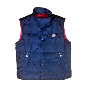 Moncler Gilet Vest - - Navy Blue W/ Red Interior - Storlek: 3/M,L - Fint skick (9/10) - Nypris: 7000 SEK