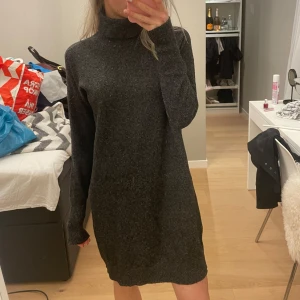 Stickad klänning  - Stickad klänning från vero Moda! Aldrig använd, nyskick! 