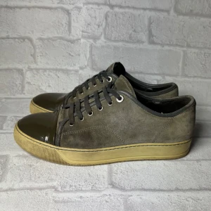 Lanvin sneakers  - Säljer ett par riktigt snygga Lanvin cap toe skor för extremt bra pris. Bra skick riktigt mycket kvar att ge. Medföljer två dustbags. Storlek 41.