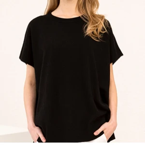 Kashmir Top/Väst från Pillowtalk 100 % Kashmir  - Mörkblå kashmir Top i 100% kashmir från Pillowtalk Kashmir. Storlek One Size. Nypris 2200 kr. Längd från halskanten fram 56 cm, bak 69cm, bredd 69 cm. Personen på bilden är 174 cm. 