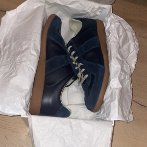 Margiela gats - Feta margiela gats i mörkblå, skick 9/10 använda ett fåtal gånger men inga direkt defekter, pris kan diskuteras👍