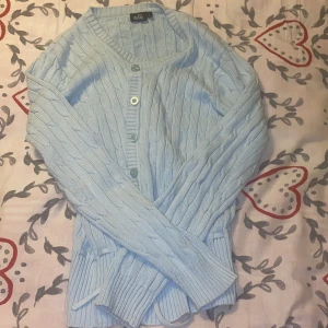 Jätte söt kofta - Säljer denna jättesöta kofta som jag inte använder längre, den är i storlek L men passar som en M 🩵
