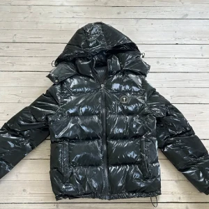 Trapstar Irongate jacka - En fet trapstar irongate jacka som jag säljer pga att det inte är min stil längre. Den är använd en vinter och är i ett bra skick, 8/10.  Storlek M Givetvis äkta Tveka inte på att höra av dig vid frågor och funderingar! Mvh Hugo