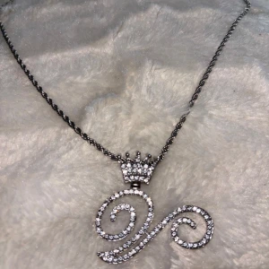 V halsband  - Jätte fint v halsband med krona på som jag tyvärr måste sälja då den alldrig kom till användning 
