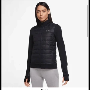 Jacka Nike - Jättefin Nike jacka, köptes från Stadium, storlek M men passar även S. Hör av er vid ytterligare frågor😊 pris kan diskuteras vid snabb affär